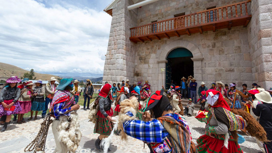 Restauran templo colonial y capilla de estructuras similares a muros Inca
