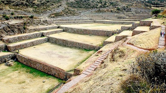 Protegen monumentos arqueológicos frente a fuertes lluvias en Cusco