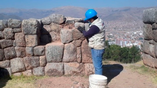 Restauran piedras de muro inca que se desprendieron de sitio arqueológico de Cusco