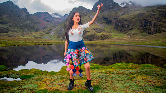 Reina del trap en quechua Renata Flores estrena video del tema “Yo Mujer”