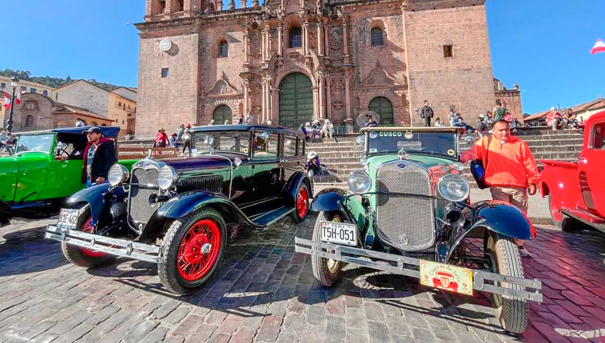 Exposición de vehículos antiguos en plaza Mayor cautivó a cusqueños y turistas