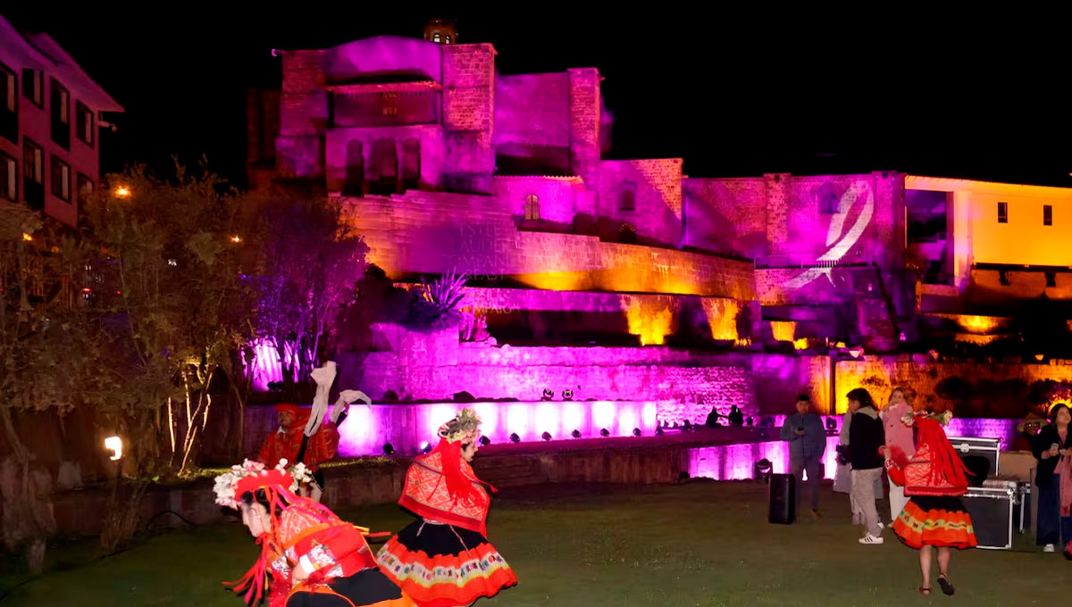 El antiguo templo inca de Qorikancha se ilumina de rosa por esta noble razón